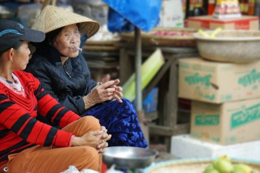 Ton, Vietnam, Ocak 2020: Yerel halk ürünlerini pazarda satıyor.