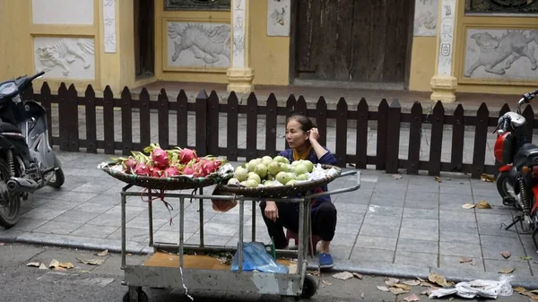 ベトナムのハノイ2020年1月頃 地元の販売業者が市場で自社製品を販売 — ストック写真