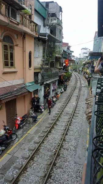 Hanoi Vietnam Ocak 2020 Ünlü Tren Caddesini Ziyaret Eden Turistler — Stok fotoğraf