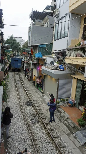 Hanoi Vietnam Januar 2020 Touristen Besuchen Berühmte Eisenbahnstraße — Stockfoto