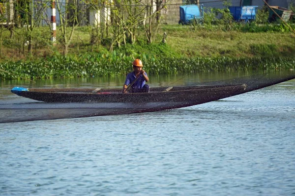 Hue Vietnam Circa Enero 2020 Pescador Recoge Pescado Red —  Fotos de Stock