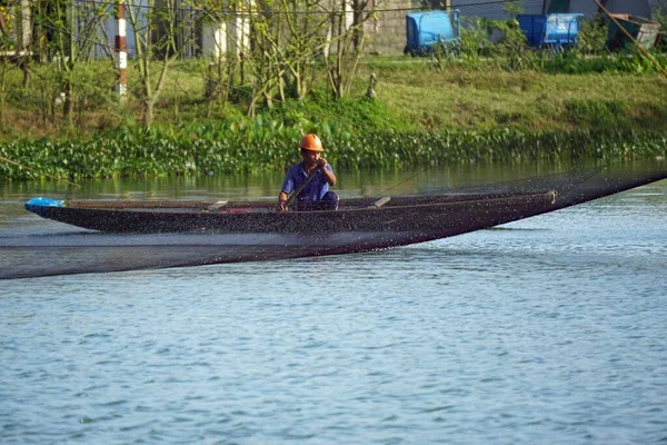 Hue Vietnam Circa Enero 2020 Pescador Recoge Pescado Red —  Fotos de Stock