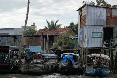 Can tho, vietnam, circa febraury 2020: Hau River şarkısındaki yerel hayat
