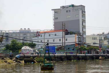 ho chi minh city, vietnam, takriben Şubat 2020: Nehrin varoşlarında yaşıyorum.