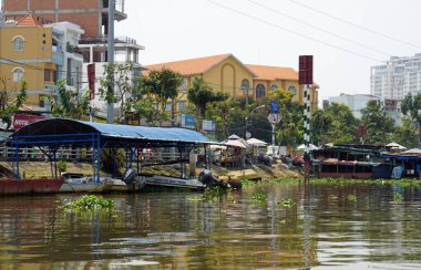ho chi minh city, vietnam, takriben Şubat 2020: Nehrin varoşlarında yaşıyorum.