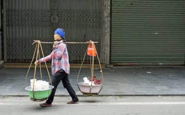 Hanoi, Vietnam, Ocak 2020: Yerel satıcılar ürünlerini bir sokak pazarında satıyorlar