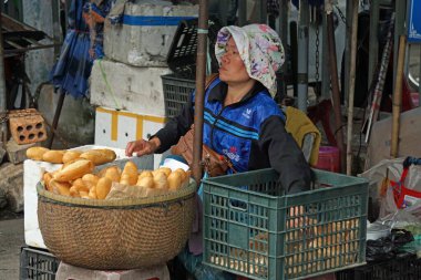 Ton, Vietnam, Ocak 2020: Yerel halk ürünlerini pazarda satıyor.
