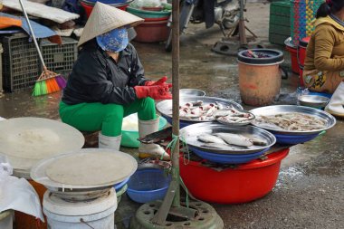 Ton, Vietnam, Ocak 2020: Yerel halk ürünlerini pazarda satıyor.