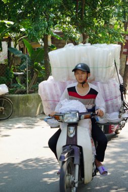 Ton, Vietnam, Ocak 2020: Yerel halk ürünlerini pazarda satıyor.