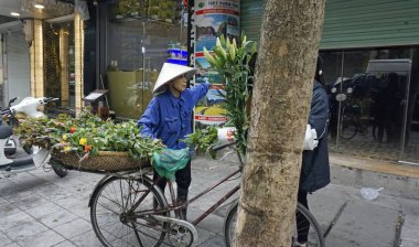 Hanoi, Vietnam, Ocak 2020: Şehir merkezindeki yerel sokak hayatı