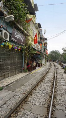 Hanoi, Vietnam, Ocak 2020: ünlü tren caddesini ziyaret eden turistler