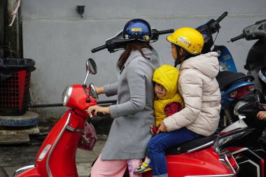 Hanoi, Vietnam, Ocak 2020: motosiklet trafiği