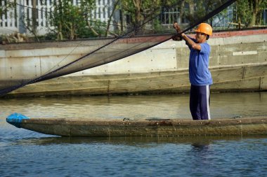 Ton, Vietnam, Ocak 2020: Balıkçılar ağdan balık toplar