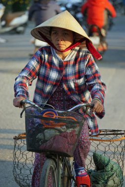 Hanoi, Vietnam, Ocak 2020: Sokaklarda bisiklet trafiği
