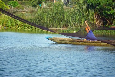 Ton, Vietnam, Ocak 2020: Balıkçılar ağdan balık toplar