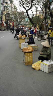 Hanoi, Vietnam, Ocak 2020: Yerel satıcılar ürünlerini bir sokak pazarında satıyorlar