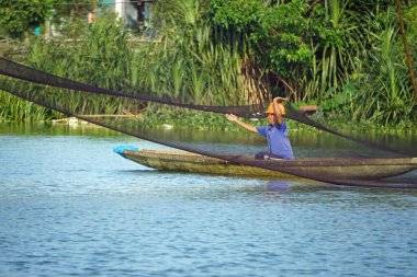 Ton, Vietnam, Ocak 2020: Balıkçılar ağdan balık toplar
