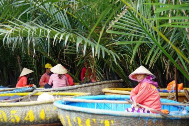 Hoi An, Vietnam, Şubat 2020: Sepetli bir teknede turist
