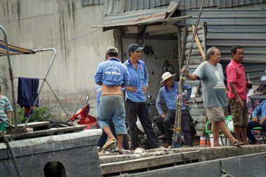 Can tho, vietnam, circa febraury 2020: Hau River şarkısındaki yerel hayat