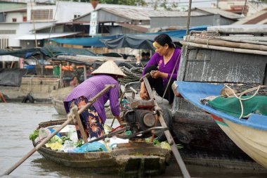 Can Tho, Vietnam, dolaylı olarak Februara 2020: Yüzen piyasada hayat kaynağı