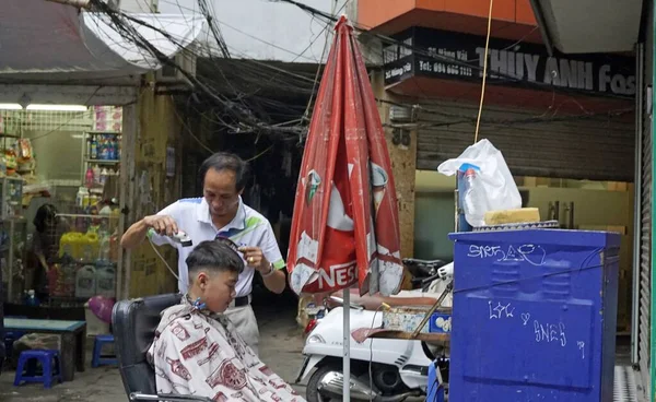 Hanoi Vietnam Circa January 2020 Hairdresser Cutting Hair Streets — Stock Photo, Image