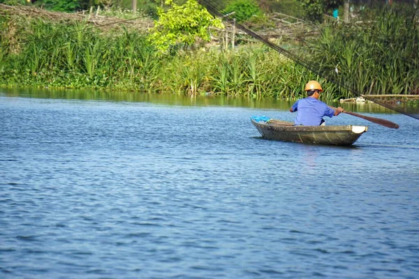 Hue Vietnam Circa Enero 2020 Pescador Recoge Pescado Red —  Fotos de Stock