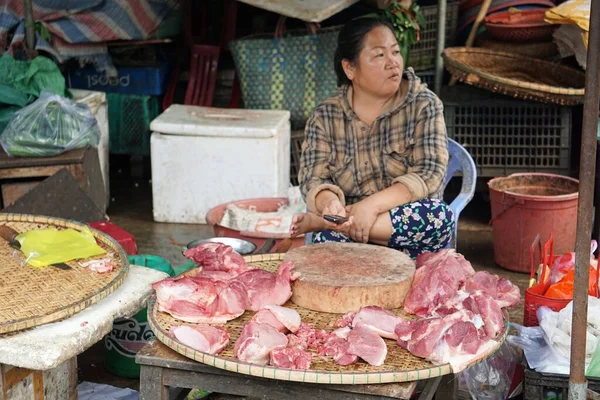 ベトナムのフエ2020年1月頃 地元の人が市場で商品を売っています — ストック写真