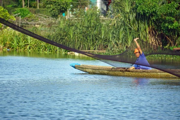 Hue Vietnam Circa Gennaio 2020 Pescatore Raccoglie Pesci Dalla Rete — Foto Stock