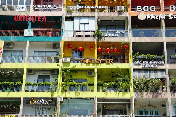 越南胡志明市 市中心五颜六色的小商店 — 图库照片
