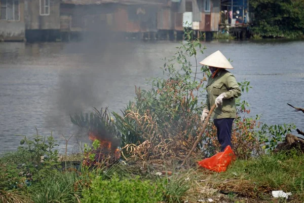 Chi Minh City Vietnam Asi Únor 2020 Žena Spalující Odpad — Stock fotografie