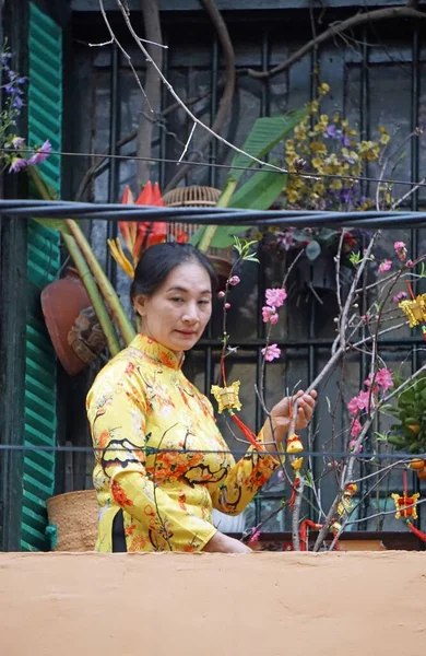 Hanoi Vietnam Circa Enero 2020 Hermosa Chica Haciendo Fotos Aire —  Fotos de Stock