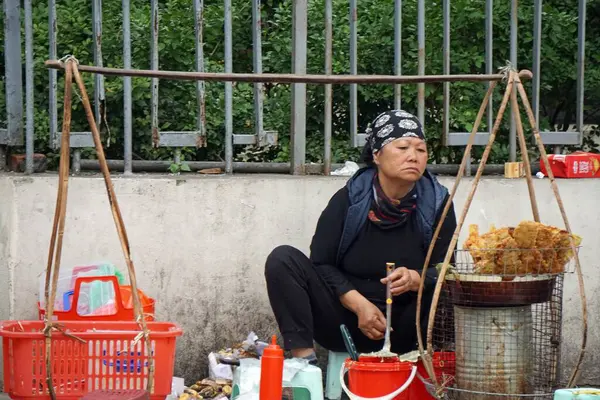 ベトナム ハノイ2020年1月頃 路上で果物を売る女 — ストック写真