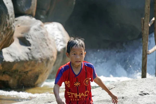 Hue Vietnam Januar 2020 Kleiner Asiatischer Junge Spielt Wasserfall — Stockfoto