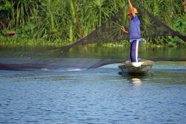 Hue Vietnam Circa Enero 2020 Pescador Recoge Pescado Red —  Fotos de Stock