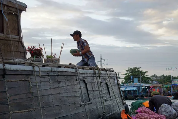 カントー ベトナム 2月頃2020 カントー水上市場でのベンダーの生活 — ストック写真