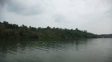 Renkli parfüm nehrinde nehir turu