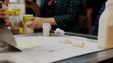 Yakın plan taze dondurma yapmak için.