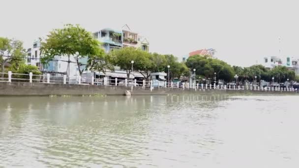 Teneke Bir Nehirde Tekne Gezisi — Stok video