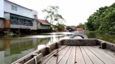 Banliyöde tekne gezisi.