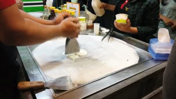 Close Making Fresh Icecream — стоковое видео
