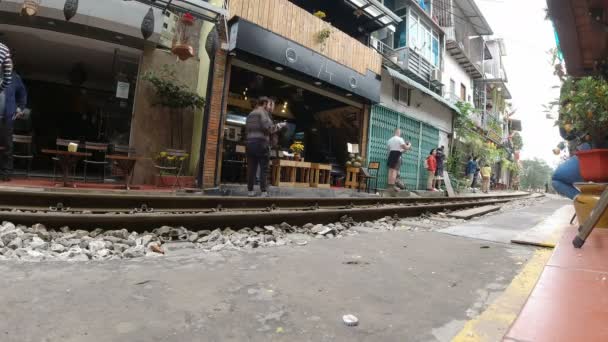 Hanoi Vietnam Januari 2020 Tåg Passerar Liten Gränd Som Heter — Stockvideo