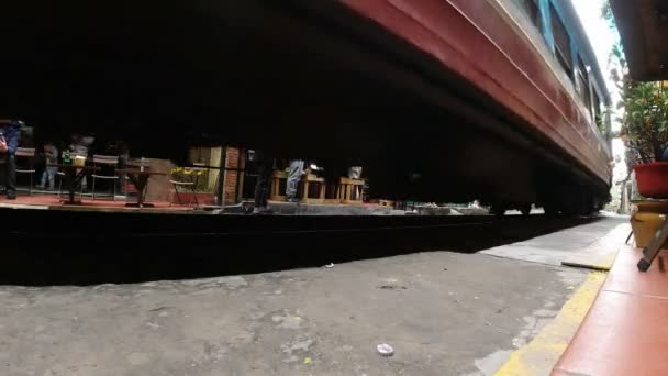 Hanoi Vietnam Januari 2020 Tåg Passerar Liten Gränd Som Heter — Stockvideo