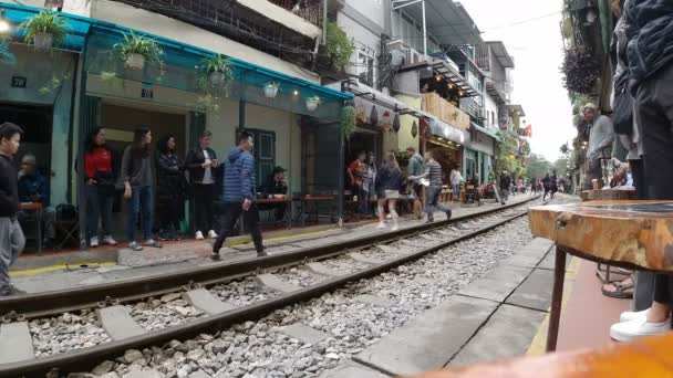 Hanoi Vietnam Ocak 2020 Trainstreet Adında Küçük Bir Geçitten Geçen — Stok video