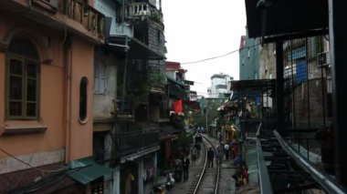 Hanoi, Vietnam, Ocak 2020: Trainstreet adında küçük bir geçitten geçen tren