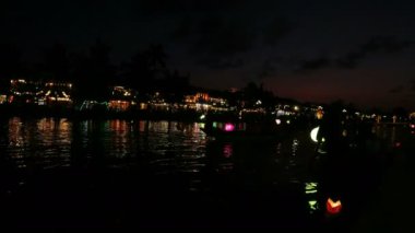 Hoi An, Vietnam, Şubat 2020: Nehirde Fener Festivali