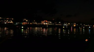 Hoi An, Vietnam, Şubat 2020: Nehirde Fener Festivali