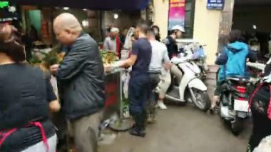 Hanoi, Vietnam, Ocak 2020: Yerel pazardan taze tavuk