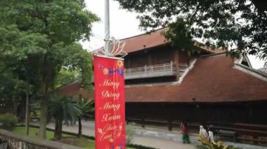 Hanoi, Vietnam, Ocak 2020: Açık bir otobüsle şehir turu