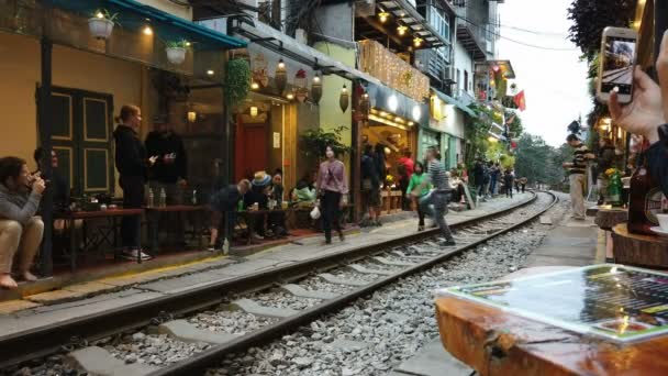 Hanoi Vietnam Januari 2020 Tåg Passerar Liten Gränd Som Heter — Stockvideo