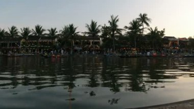 Hoi An, Vietnam, Şubat 2020: Nehirde Fener Festivali